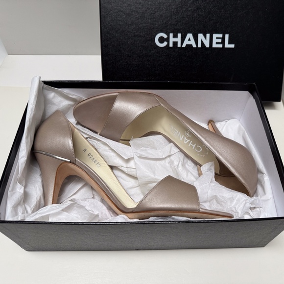 Genuine Chanel heels - taupe size 39/ 9B - Picture 2 of 12